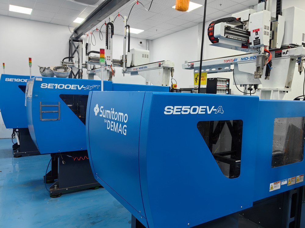 Sumitomo, Nisshin, and other injection molding machines, as well as Kawada dehumidifier dryer - mold