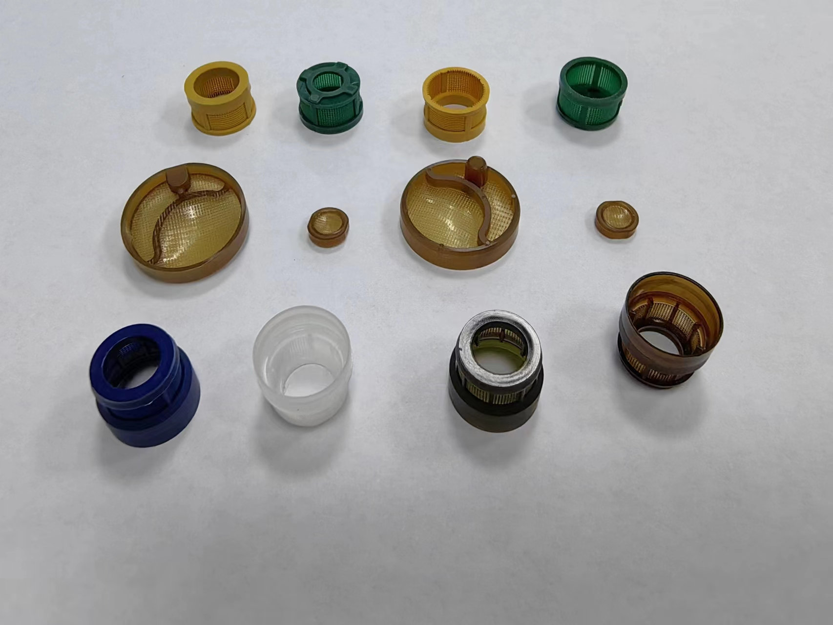 Integrated injection filter screen